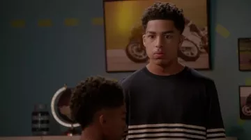 Camiseta azul azul marino de manga larga con rayas en el pecho usada por Andre Johnson, Jr. (Marcus Scribner) en negro (S05E07)