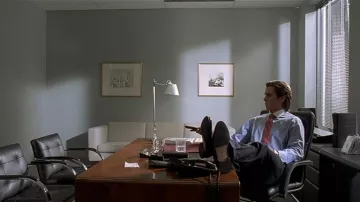 La lampe sur le bureau de Patrick Bateman (Christian Bale) dans American Psycho