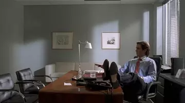 La lampe sur le bureau de Patrick Bateman (Christian Bale) dans American Psycho