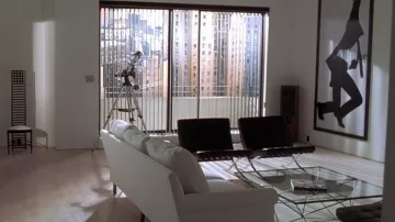 La table en verre dans le salon de Patrick Bateman (Christian Bale) dans American Psycho