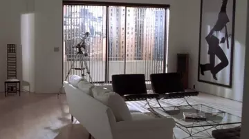La table en verre dans le salon de Patrick Bateman (Christian Bale) dans American Psycho