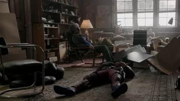 La chaise avec assise en cuir dans le salon de Blind Al (Leslie Uggams) dans Deadpool