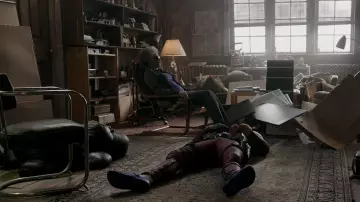 La silla con asiento de cuero en la sala de estar de Blind Al (Leslie Uggams) en Deadpool