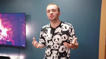 Le t-shirt Dolce & Gabbana à motif panda de Squeezie dans sa vidéo YouTube Mon nouveau décor