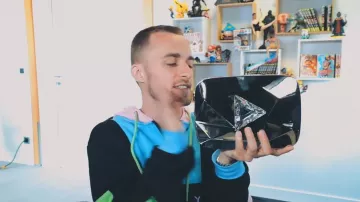 Le sweatshirt Lazy Oaf porté par Squeezie dans sa vidéo YouTube Un message sincère