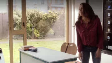The shirt bordeaux Sam (Natacha Lindinger) in Sam episode of the 04/02/2019