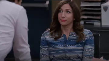 Chaqueta Joie Lindra usada por Gina Linetti (Chelsea Peretti) en Brooklyn Nine-Nine (S02E05)
