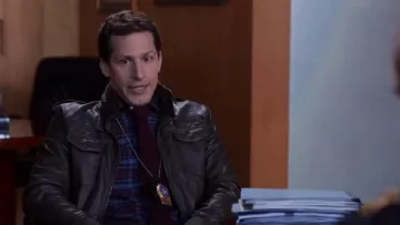 Urban Outfitters Fausse Veste en Cuir Moto par Charles & 1/2 porté par Jake Peralta (Andy Samberg) dans Brooklyn Nine-Nine (S03E04)