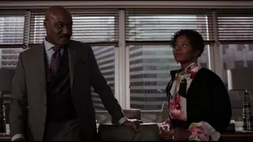 Lanvin Cravate de Cou Floral Blouse portée par Barbara Kolstad (Erica Tazel) dans Le Bon Combat (S01E10)