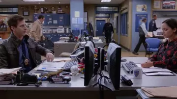 Urban Outfitters Fausse Veste en Cuir Moto par Charles & 1/2 porté par Jake Peralta (Andy Samberg) dans Brooklyn Nine-Nine (S03E07)