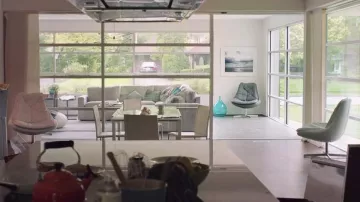 The white chair Bontempi Casa in the living room of Davis (Jake Gyllenhaal) in Demolition