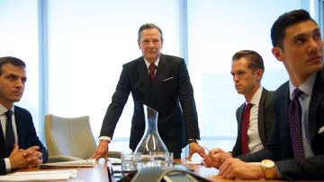 The decanter Luigi Bormioli on the table of meeting Phil (Chris Cooper) in Demolition