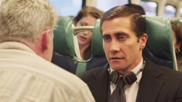 The audio headset Harman Kardon Davis (Jake Gyllenhaal) in Demolition