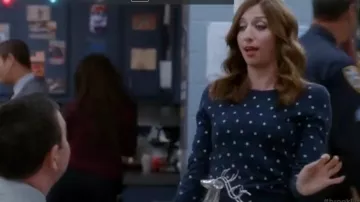 Cérémonie d'ouverture du Sahara chandail porté par Gina Linetti (Chelsea Peretti) dans Brooklyn Nine-Nine (S02E10)