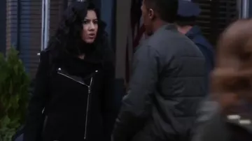 Chaqueta Sandro Mielleuse usada por Rosa Díaz (Stephanie Beatriz) en Brooklyn Nine-Nine (S02E12)