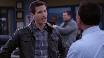 Urban Outfitters Fausse Veste en Cuir Moto par Charles & 1/2 porté par Jake Peralta (Andy Samberg) dans Brooklyn Nine-Nine (S03E13)