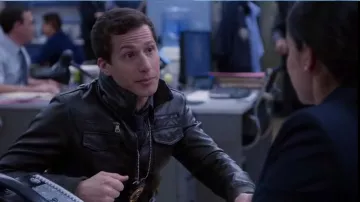v Fausse Veste en Cuir Moto par Charles & 1/2 porté par Jake Peralta (Andy Samberg) dans Brooklyn Nine-Nine (S03E14) (S03E14)