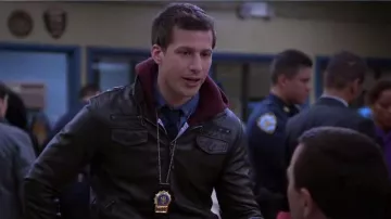 Urban Outfitters Fausse Veste en Cuir Moto par Charles & 1/2 porté par Jake Peralta (Andy Samberg) dans Brooklyn Nine-Nine (S03E15)