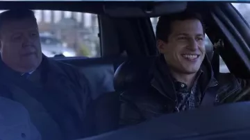 Urban Outfitters Fausse Veste en Cuir Moto par Charles & 1/2 porté par Jake Peralta (Andy Samberg) dans Brooklyn Nine-Nine (S03E16)