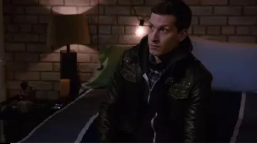Urban Outfitters Fausse Veste en Cuir Moto par Charles & 1/2 porté par Jake Peralta (Andy Samberg) dans Brooklyn Nine-Nine (S03E17)