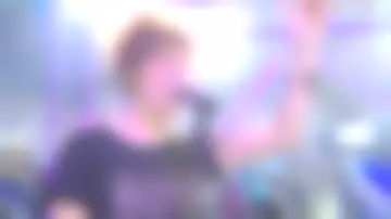 Le tee shirt noir "ACDC" d'une choriste dans Taratata le 02.02.2019