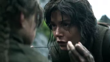 The replica of the pendant of Jyn Erso (Felicity Jones) in Rogue One : A Star Wars Story