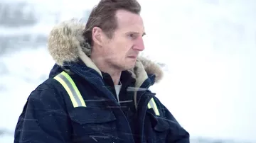 The parka jacket Carhartt worn by Personnel Coxman (Liam Neeson) in Cold Blood