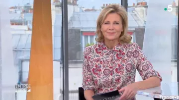 The printed shirt of Claire Chazal in free Entry to the 24/01/2019