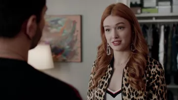 Le blouson bomber léopard Alice + Olivia de Kirby Anders (Maddison Brown) dans Dynastie S02E12