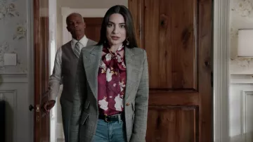 The blouse with flowers Alice + Olivia worn by Crystal Jennings (Ana Brenda Contreras) in Dynasty S02E12