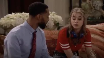 Forever 21 Côtelée Chandail en Tricot Varsity Haut en Rouge porté par Shannon (Odessa Adlon) en Fam S01E04