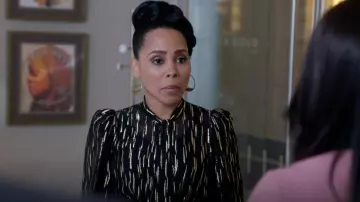 La blouse noire Givenchy portée par Tegan Price (Amirah Vann) dans Murder S05E11