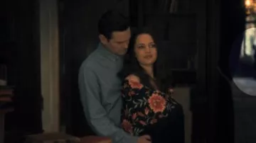 Le châle porté par Olivia Crain (Carla Gugino) dans The Haunting of Hill House S01E04