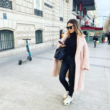 Le manteau rose de Vitaa sur le compte instagram de @vitaa