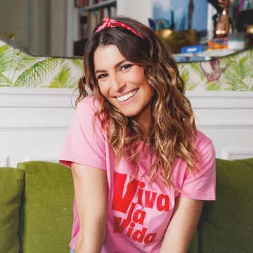 The pink t-shirt Viva la vida Laury Thilleman on the account instagram @laurythilleman