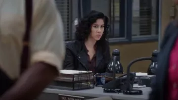 La blusa a cuadros de algodón y seda Kooples usada por Rosa Díaz (Stephanie Beatriz) en Brooklyn Nine-Nine (S02E16)
