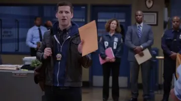 Urban Outfitters Fausse Veste en Cuir Moto par Charles & 1/2 porté par Jake Peralta (Andy Samberg) dans Brooklyn Nine-Nine (S03E18)