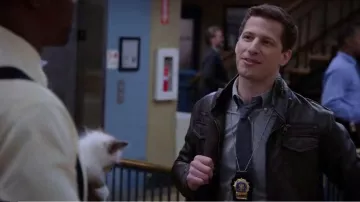 Charles & 1/2 chez Urban Outfiters Urban Outfitters en Faux Cuir Moto Veste portée par Jake Peralta (Andy Samberg) dans Brooklyn Nine-Nine (S03E19)