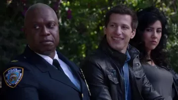 Charles & 1/2 à Urban Outfitters en Faux Cuir Moto Veste portée par Jake Peralta (Andy Samberg) dans Brooklyn Nine-Nine (S03E22)