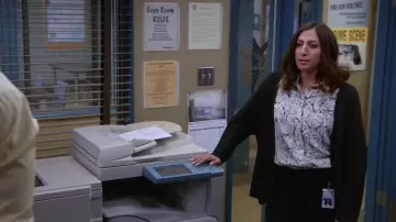 Camisa topshop Wolf Print usada por Gina Linetti (Chelsea Peretti) en Brooklyn Nine-Nine (S03E22)