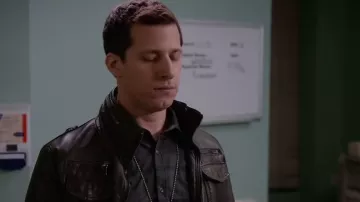 Charles & 1/2 à Urban Outfitters en Faux Cuir Moto Veste portée par Jake Peralta (Andy Samberg) dans Brooklyn Nine-Nine (S03E23)