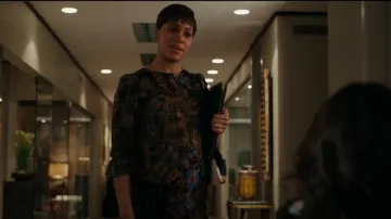 Etro Robe Imprimée avec de la Soie et du Fil Métallique, porté par Lucca Quinn (Cush Jumbo) dans Le Bon Combat (S02E07)