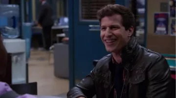 Charles & 1/2 à Urban Outfitters en Faux Cuir Moto Veste portée par Jake Peralta (Andy Samberg) dans Brooklyn Nine-Nine (S04E08)