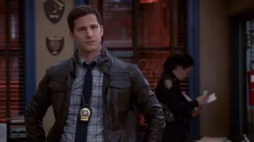 Charles & 1/2 à Urban Outfitters en Faux Cuir Moto Veste portée par Jake Peralta (Andy Samberg) dans Brooklyn Nine-Nine (S04E09)
