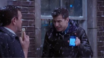 Charles & 1/2 à Urban Outfitters en Faux Cuir Moto Veste portée par Jake Peralta (Andy Samberg) dans Brooklyn Nine-Nine (S04E10)