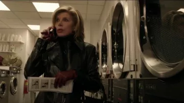 Magda Butrym Indiana Button Gabardina de cuero con cinturón delantero usada por Diane Lockhart (Christine Baranski) en The Good Fight (S02E11)