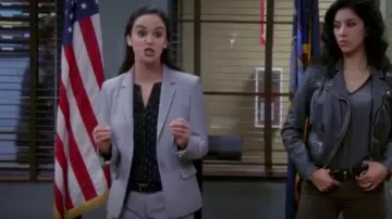 Blusa de estampado de la Torre Eiffel de Joie Hanelli usada por Amy Santiago (Melissa Fumero) en Brooklyn Nine-Nine (S02E22)