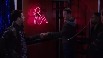 Charles & 1/2 à Urban Outfitters en Faux Cuir Moto Veste portée par Jake Peralta (Andy Samberg) dans Brooklyn Nine-Nine (S04E11)