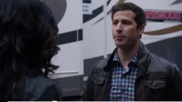 Charles & 1/2 à Urban Outfitters en Faux Cuir Moto Veste portée par Jake Peralta (Andy Samberg) dans Brooklyn Nine-Nine (S04E14)