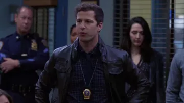 Charles & 1/2 à Urban Outfitters en Faux Cuir Moto Veste portée par Jake Peralta (Andy Samberg) dans Brooklyn Nine-Nine (S04E15)